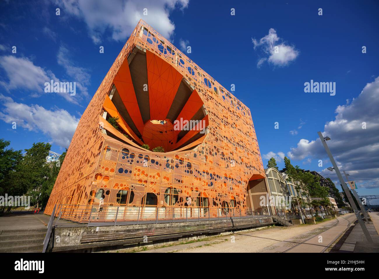Lyon, Frankreich. 24.06.12. Orange Cube, modernes Gebäude im Confluence District, das 2010 eröffnet wurde und von Jakob und MacFarlane entworfen wurde Stockfoto