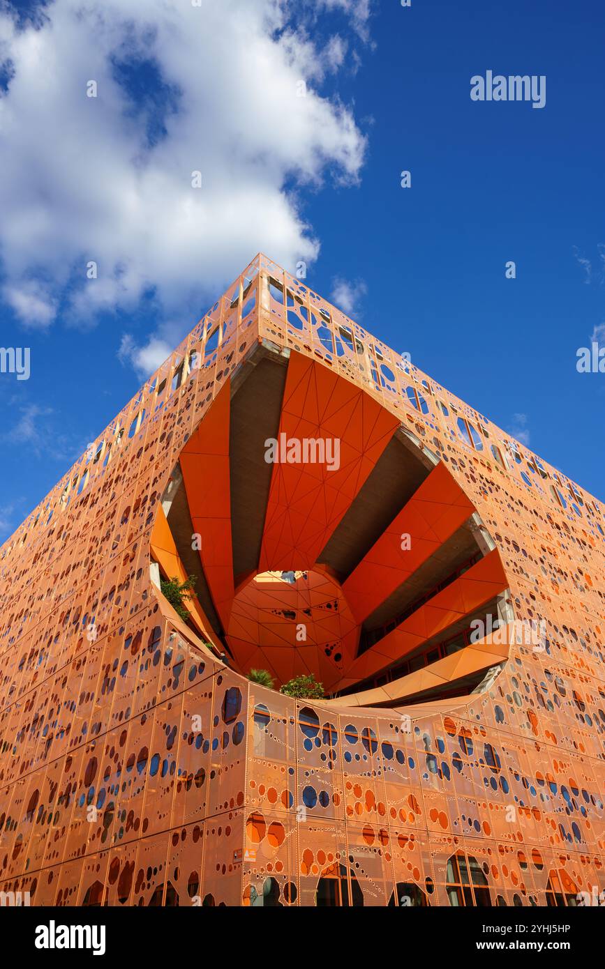 Lyon, Frankreich. 24.06.12. Orange Cube, modernes Gebäude im Confluence District, das 2010 eröffnet wurde und von Jakob und MacFarlane entworfen wurde Stockfoto