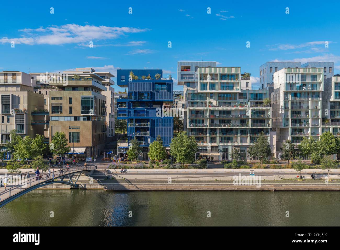 Erhöhter Blick auf Port Rambaud, einen erneuerten Industriehafen, der in ein Wohngebiet mit Freizeiteinrichtungen im Stadtteil La Confluence umgewandelt wurde Stockfoto