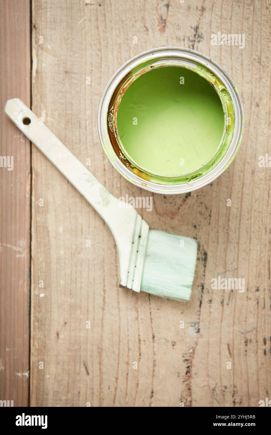 Grüne Farbe und Pinsel Stockfoto