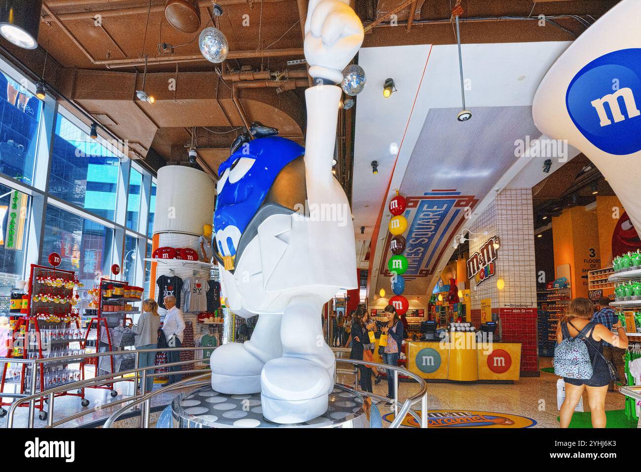 New York, USA - 14. August 2017: Im Inneren Candy Store M&M's in New York in der Nähe von Times Square. Stockfoto