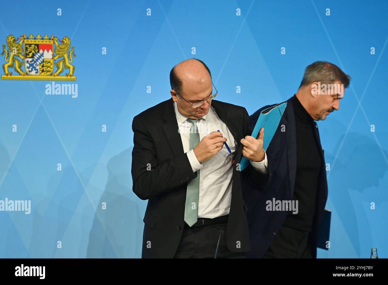 v.re:Markus SOEDER Ministerpraesident Bayern und CSU Vorsitzender, Albert FUERACKER CSU, Finanz- und Heimatminister. Pressekonferenz der Bayerischen Staatsregierung nach Klausurtagung zum Schwerpunkt Nachtragshaushalt 2025 am 12.11.2024 im Prinz Carl Palais in München. *** V re Markus SOEDER Ministerpräsident von Bayern und CSU-Vorsitzender Albert FUERACKER CSU, Minister für Finanzen und Inneres Pressekonferenz der Bayerischen Landesregierung nach der geschlossenen Sitzung zum Nachtragshaushaltsplan 2025 am 12. 11 2024 im Prinz Carl Palais in München Stockfoto