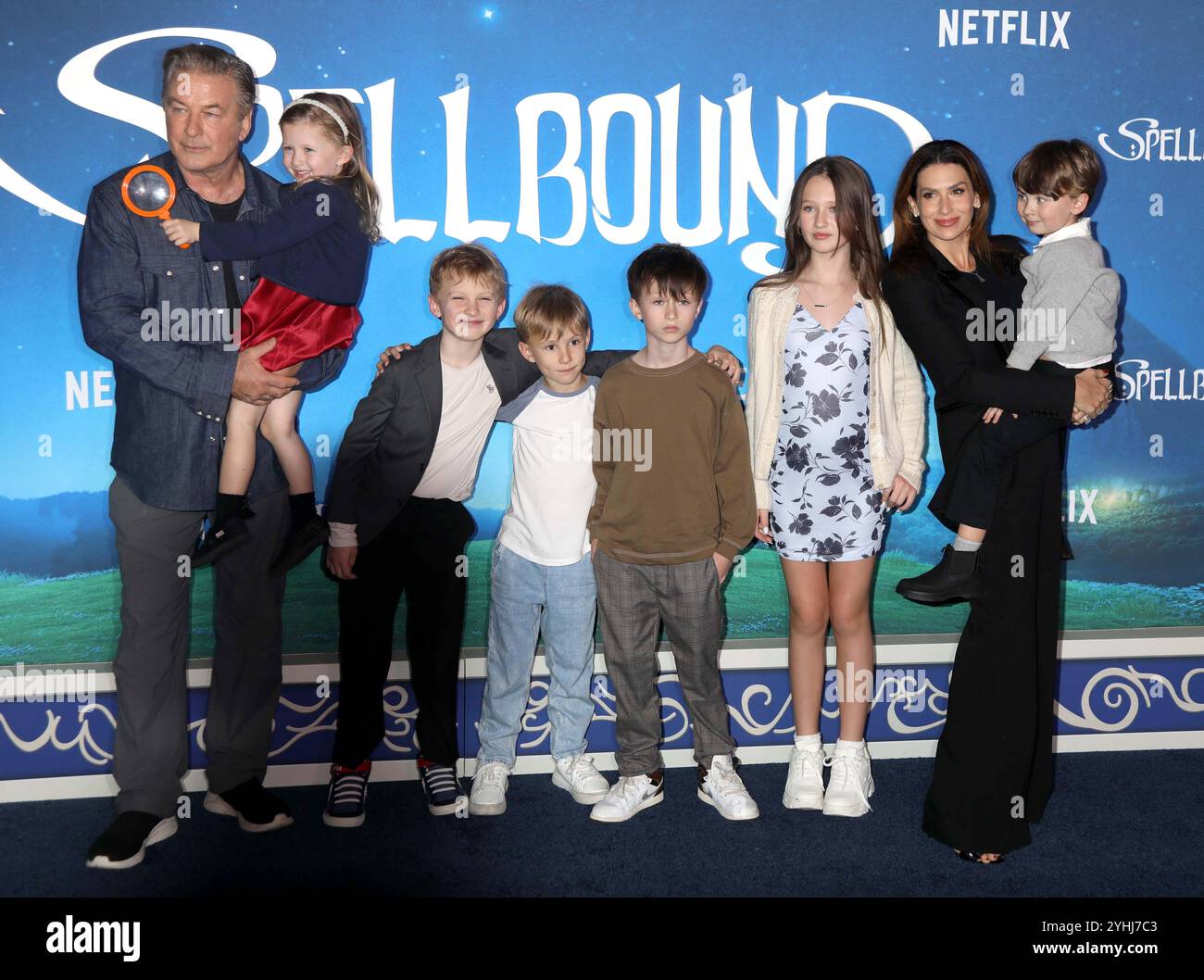 12. November 2024, New York, New York, USA: Schauspieler ALEC BALDWIN mit seinen Kindern MARIA LUCIA BALDWIN, LEONARDO BALDWIN, ROMEO BALDWIN, RAFAEL BALDWIN, CARMEN BALDWIN, Ehefrau HILARIA BALDWIN und Sohn EDUARDO BALDWIN, die während der Ankunft des roten Teppichs der New Yorker Premiere von â€˜Spellboundâ€™ im Plaza Hotel gesehen wurden. (Kreditbild: © Nancy Kaszerman/ZUMA Press Wire) NUR REDAKTIONELLE VERWENDUNG! Nicht für kommerzielle ZWECKE! Stockfoto