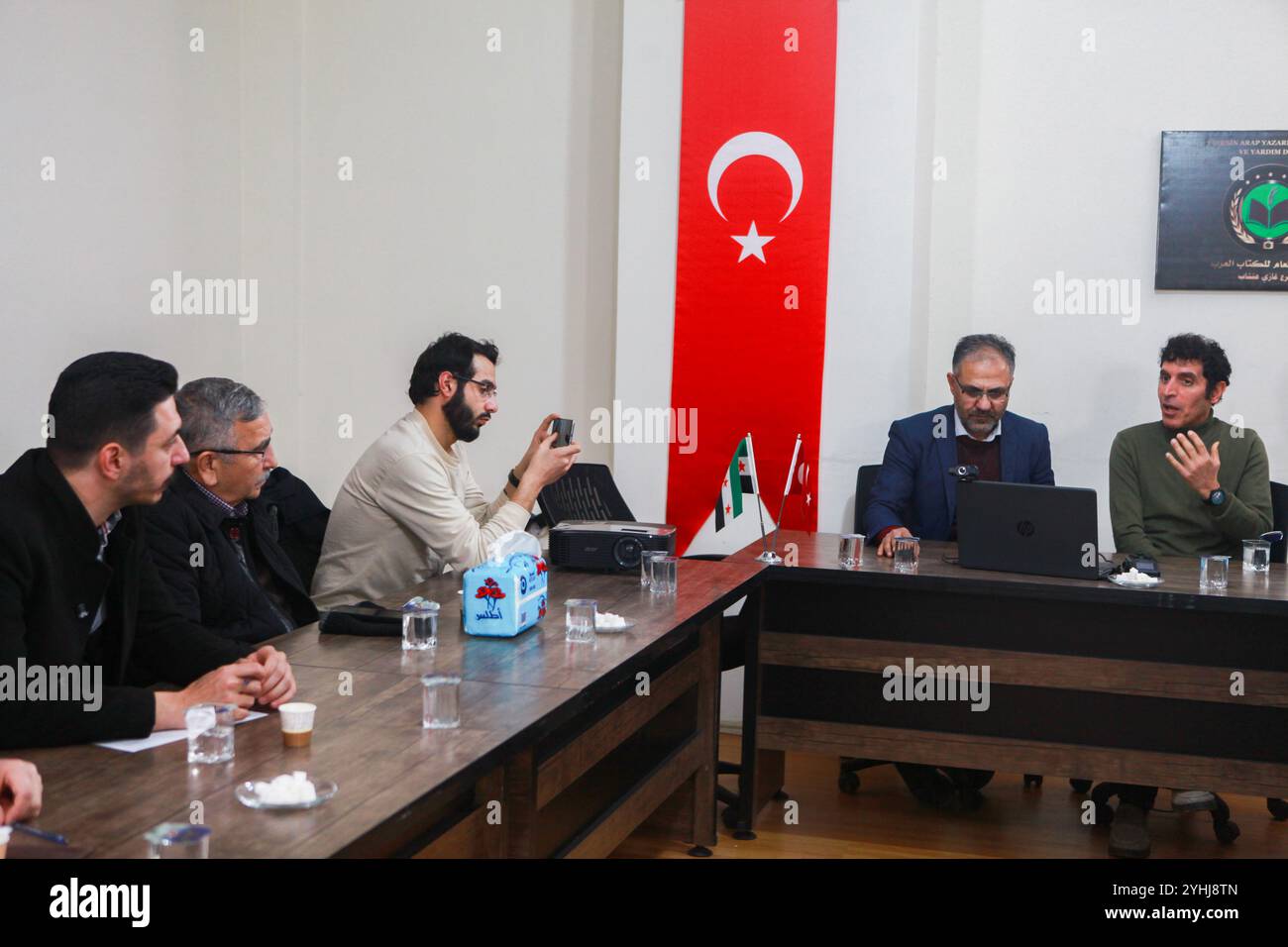 Gaziantep, Turkiye. 20. Dezember 2023. In der südtürkischen Stadt Gaziantep findet ein Symposium mit dem Titel "die Rolle und Wirkung von Bildern und Nachrichten in den Medien bei der Steuerung der öffentlichen Meinung" statt. Der Gastredner, Journalist und Filmemacher Medyan Dairieh, hielt einen Vortrag zu diesem Thema. Die Veranstaltung wurde von der Allgemeinen Union arabischer Schriftsteller und der Nationalen Reformpartei organisiert und von Ahmad Alhamoud präsentiert Stockfoto