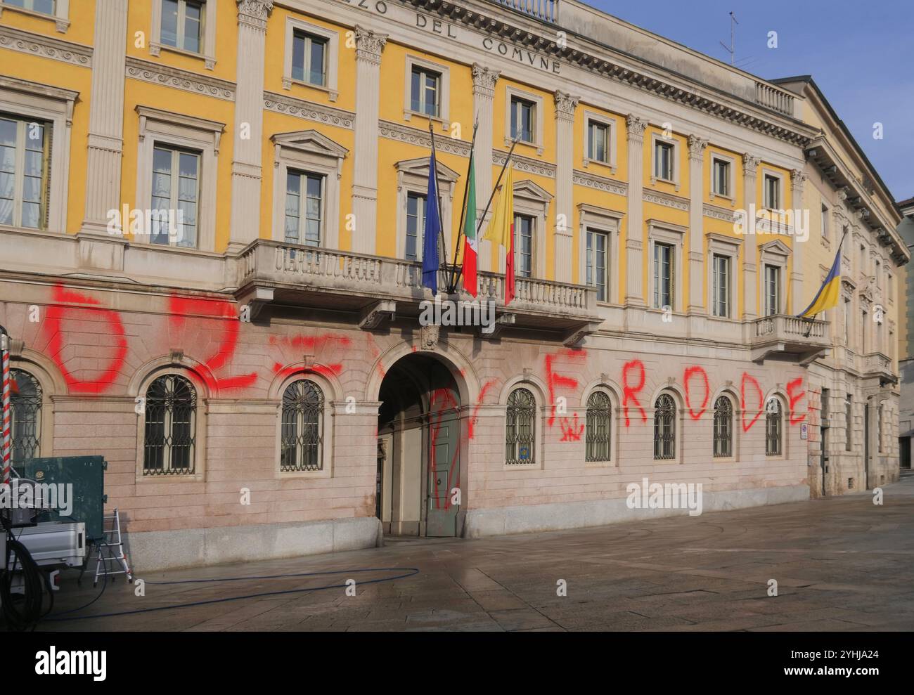 Der Palazzo Frizzon, der Sitz der Gemeinde Bergamo, wurde nachts mit roter Farbe beschmiert. Ein Akt des Vandalismus von inakzeptabler Schwerkraft. Ermittlungen gegen die Verantwortlichen sind im Gange. Stockfoto