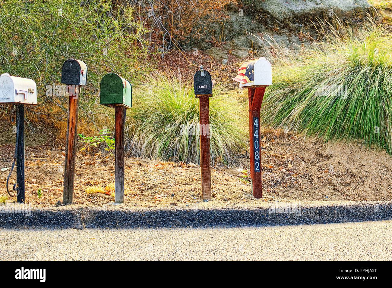 Amerikanische Briefkästen entlang von Straßen, Autobahnen auf der Seite der Straße. Stockfoto