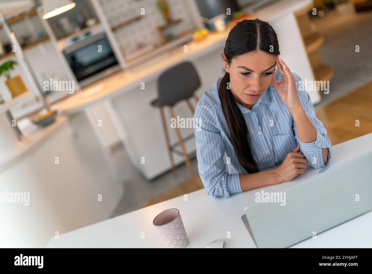Müde Geschäftsfrau schläfrig und gelangweilt vom Sitzen am Schreibtisch für eine lange Zeit und hat ein Bürosyndrom Stockfoto