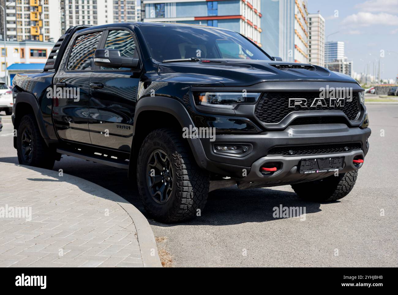 Minsk, Weißrussland, 12. November 2024 - RAM TRX parkte an einem warmen Sommertag auf der Straße vor Gebäuden Stockfoto