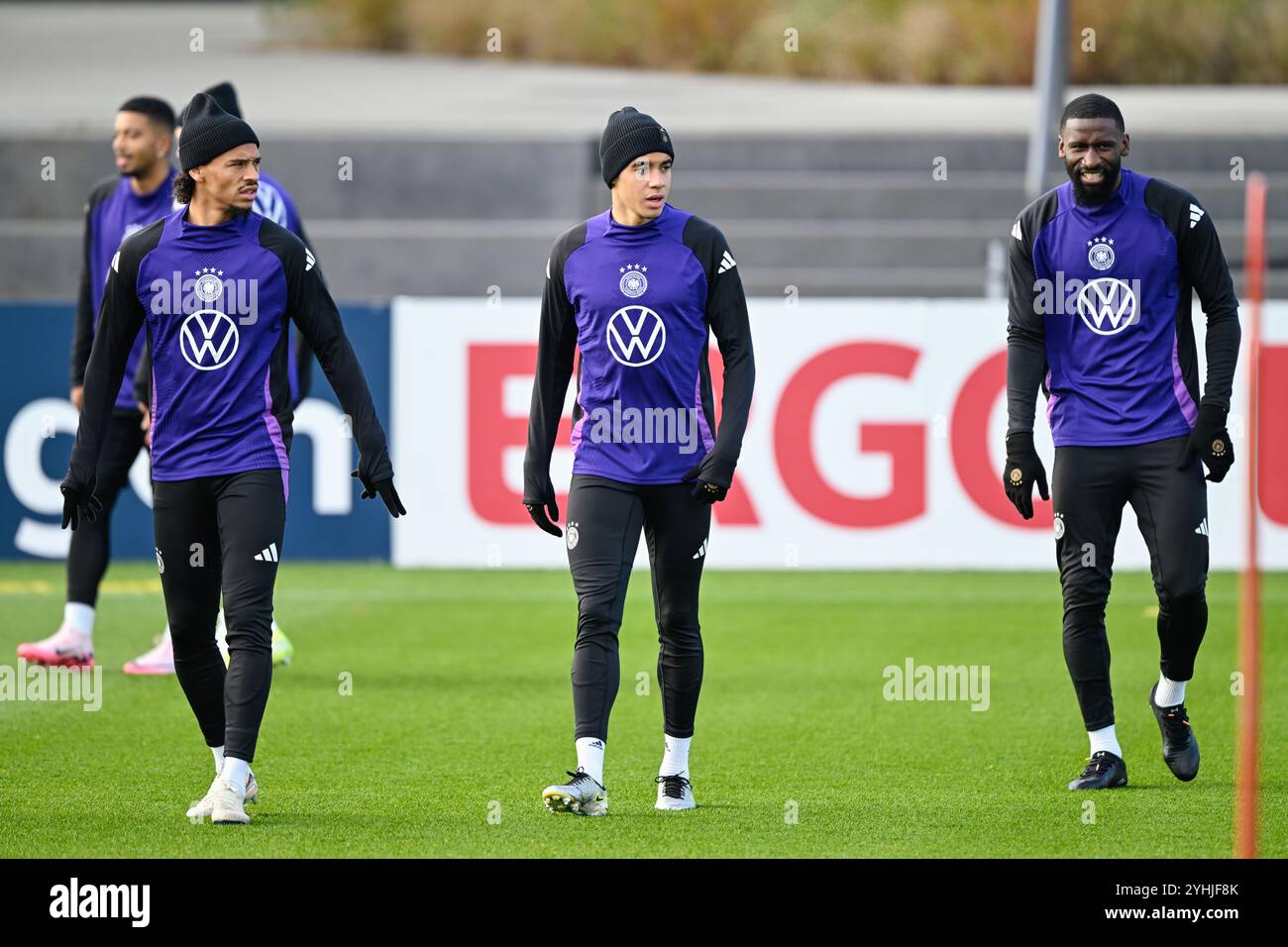 Hessen, Frankfurt/Main, Deutschland. 12. November 2024, Hessen, Frankfurt/Main: Fußball: Nationalmannschaft, vor den Völkerligaspielen gegen Bosnien-Herzegowina (16.11.2024) und Ungarn (19.11.2024), DFB-Campus. Jamal Musiala (M), Antonio Rüdiger und Leroy Sané stehen auf dem Spielfeld. Foto: Uwe Anspach/dpa - WICHTIGER HINWEIS: Gemäß den Vorschriften der DFL Deutschen Fußball-Liga und des DFB Deutschen Fußball-Bundes ist es verboten, im Stadion und/oder im Spiel aufgenommene Fotografien in Form von sequenziellen Bildern und/oder videoähnlichen Fotoserien zu verwenden oder zu verwenden. Gutschrift Stockfoto