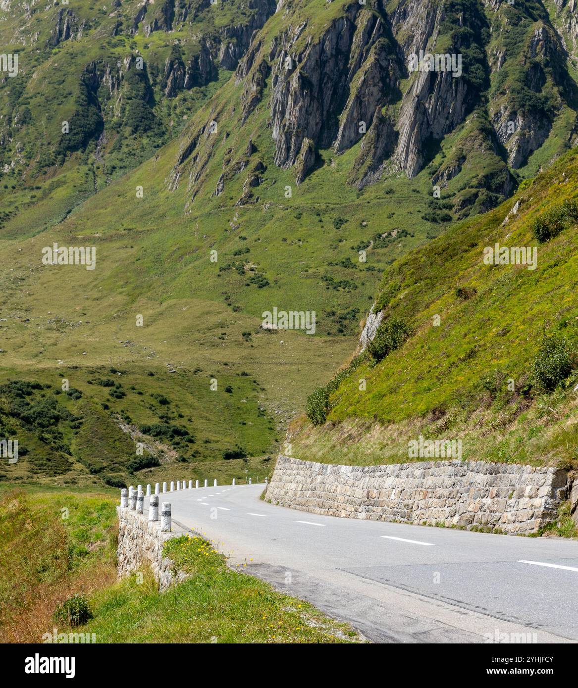 Bergstraße mitten in den Schweizer Bergen riecht man die Berge. Keine Tiere oder Menschen sind zu sehen, der Frieden herrscht Stockfoto