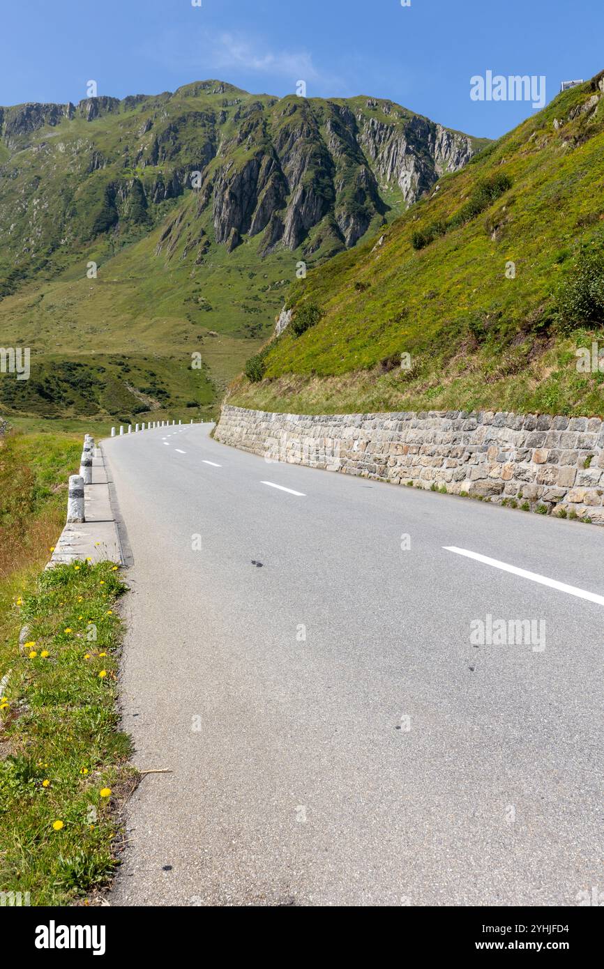 Bergstraße mitten in den Schweizer Bergen riecht man die Berge. Keine Tiere oder Menschen sind zu sehen, der Frieden herrscht Stockfoto