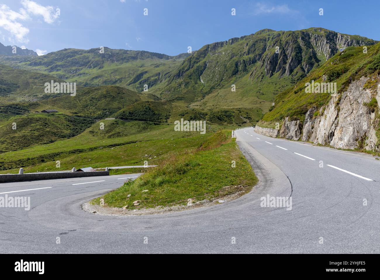 Bergstraße mitten in den Schweizer Bergen riecht man die Berge. Keine Tiere oder Menschen sind zu sehen, der Frieden herrscht Stockfoto