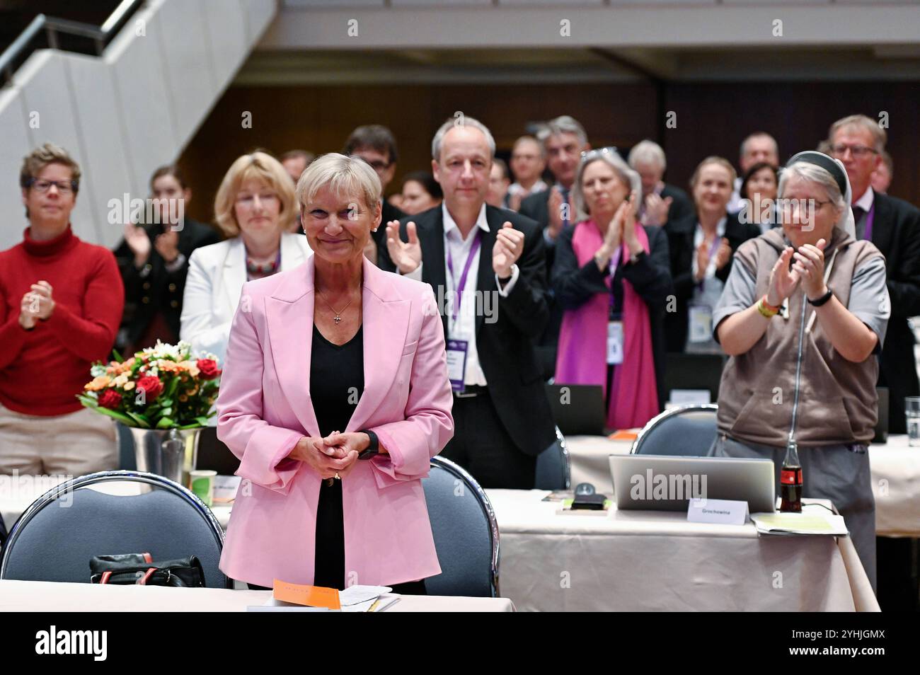 Amtierende Ratsvorsitzende der EKD, Bischoefin im Sprengel Hamburg und Lübeck, Kirsten Fehrs im rosa Jackett ist zur Ratsvorsitzenden der Evangelischen Kirche in Deutschland EKD gewaehlt worden Foto vom 12.11.2024. Bei der Synodentagung in Würzburg erhält die 63 Jahre alte Hamburger Bischoefin am Dienstag 97 von 130 Stimmen der Mitglieder des Kirchenparlaments sowie der Delegierten der 20 Landeskirchen, die in der Kirchenkonferenz organisiert sind. Es gab 14 Gegenstimmen und 19 Enthaltungen. Siehe epd-Meldung vom 12.11.2024 NUR REDAKTIONELLE VERWENDUNG *** amtierender Vorsitzender des EKD-Rates, Bischof von Ha Stockfoto