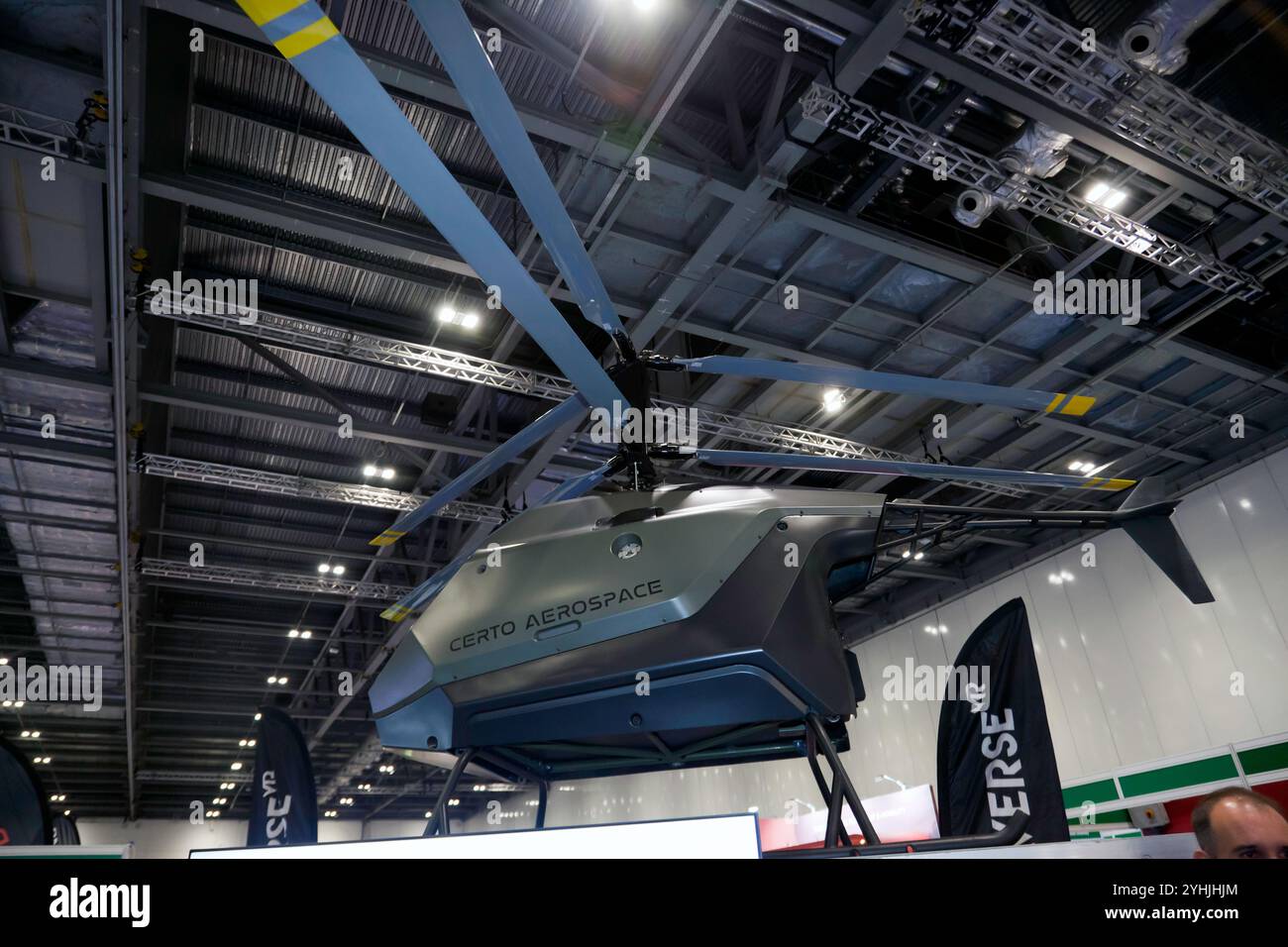 Ansicht des Stands von Certo Aerospace Ltd. Mit einem ihrer Capstone VTOL UAS, einem britischen Koaxialflugzeug mit einer Nutzlast von 300 kg, einer Ausdauer von bis zu 5 Stunden und einer Fluggeschwindigkeit von 90 Knoten. Stockfoto