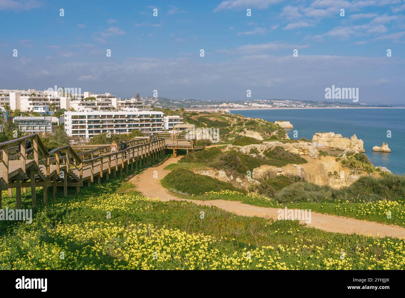 Lagos, Algarve, Portugal - 30. Dezember 2023. Holzsteg entlang der Klippen in Lagos, Algarve, Portugal Stockfoto