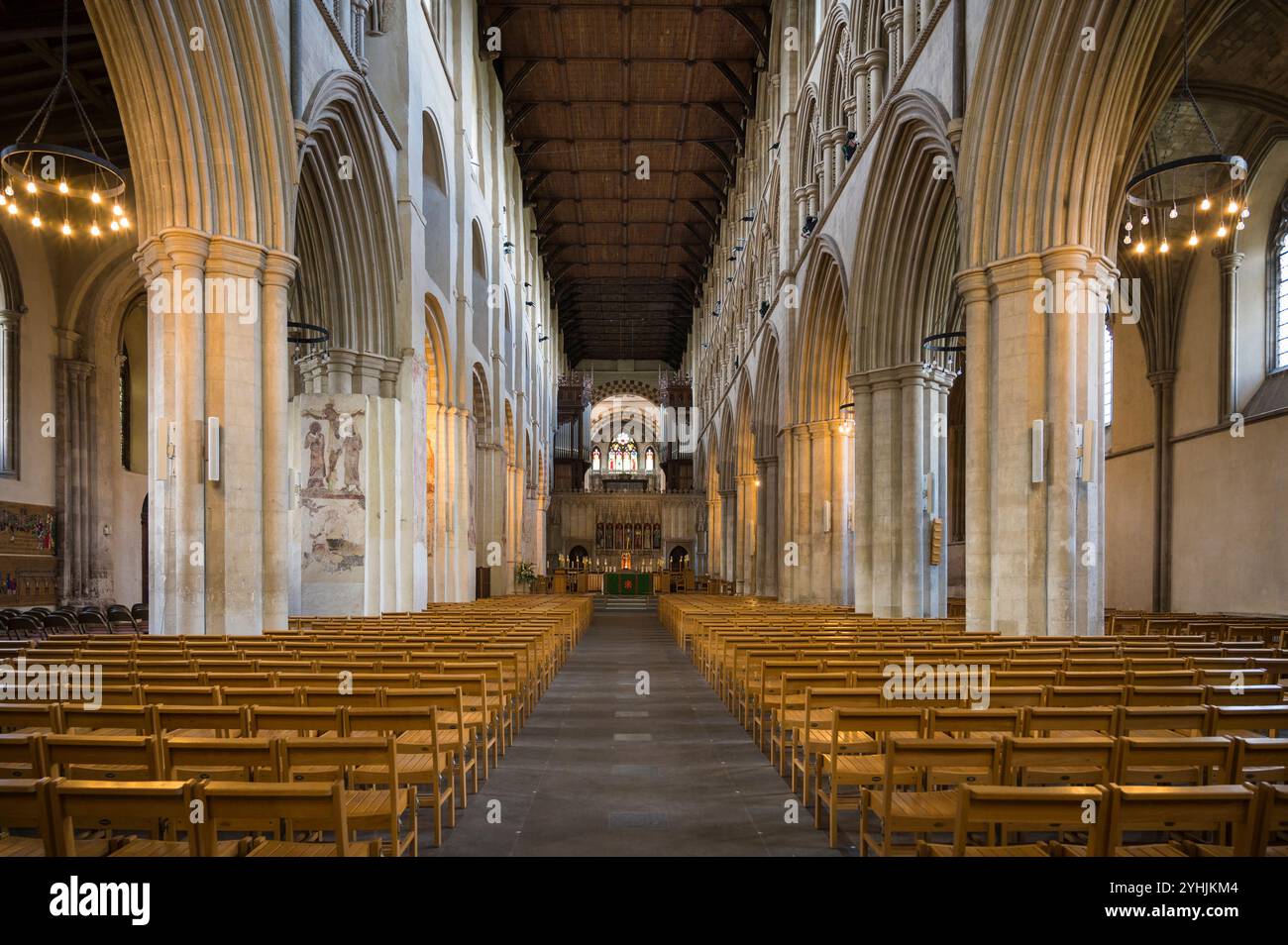 Das Schiff in der Kathedrale und Abteikirche St. Alban. Das längste Schiff Englands. St. Albans Hertfordshire England Vereinigtes Königreich Stockfoto