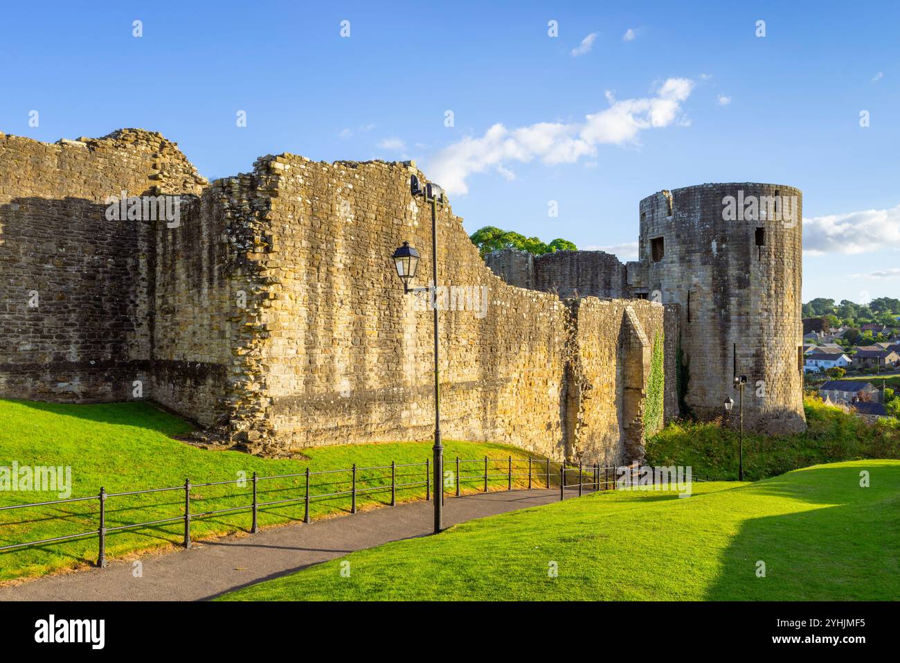 Barnard Castle Teesdale - Blick hinunter auf die Ruinen der Mauern und den Burgfried der mittelalterlichen Burg in Barnard Castle County Durham England Großbritannien GB Europa Stockfoto