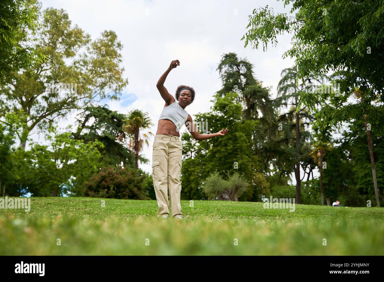 Eine Afrikanerin spielt Hip-Hop-Tanzschritte im Freien und zeigt ihre Energie und ihr Können in einer lebendigen und lebendigen Umgebung. Stockfoto