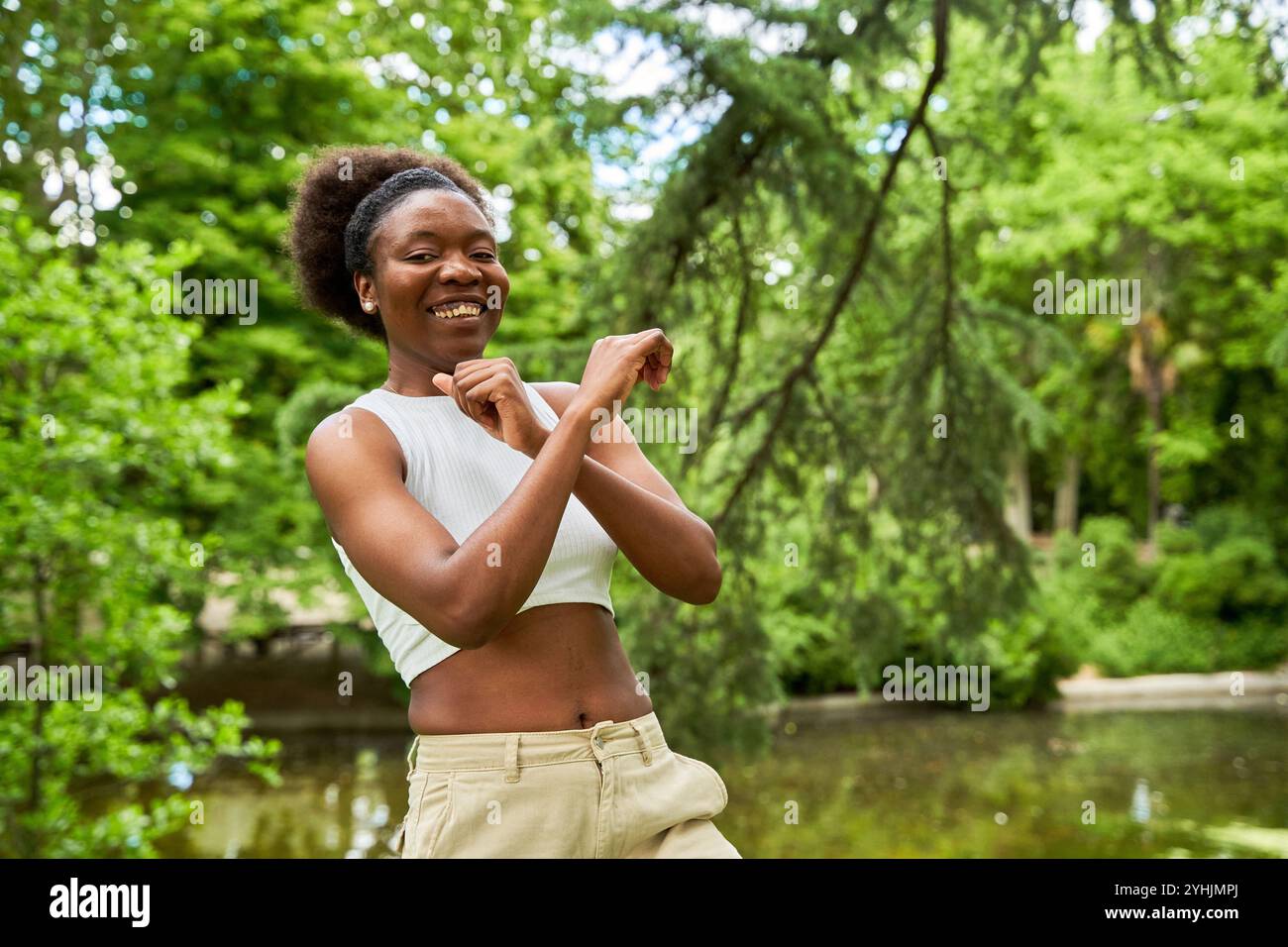 Eine Afrikanerin spielt Hip-Hop-Tanzschritte im Freien und zeigt ihre Energie und ihr Können in einer lebendigen und lebendigen Umgebung. Stockfoto