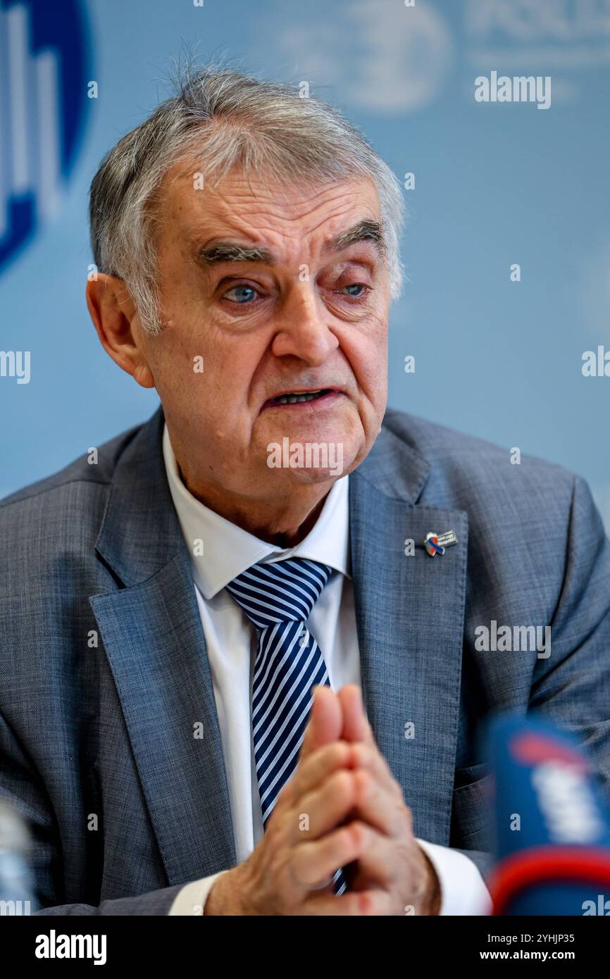 Herbert Reul CDU, Innenminister des Landes Nordrhein-Westfalen. Pressekonferenz zur Veranstaltung stark gegen Antisemitismus / Resilienz gegen Antisemitismus. Universität Münster, Polizei Münster und Hochschule für Polizei und öffentliche Verwaltung NRW. Münster, Nordrhein-Westfalen, DEU, Deutschland, 12.11.2024 *** Herbert Reul CDU , Innenminister Nordrhein-Westfalen Pressekonferenz zur Veranstaltung stark gegen Antisemitismus Resilienz gegen Antisemitismus Universität Münster, Polizei Münster und Hochschule für Polizei und Verwaltung Nordrhein-Westfalen Stockfoto