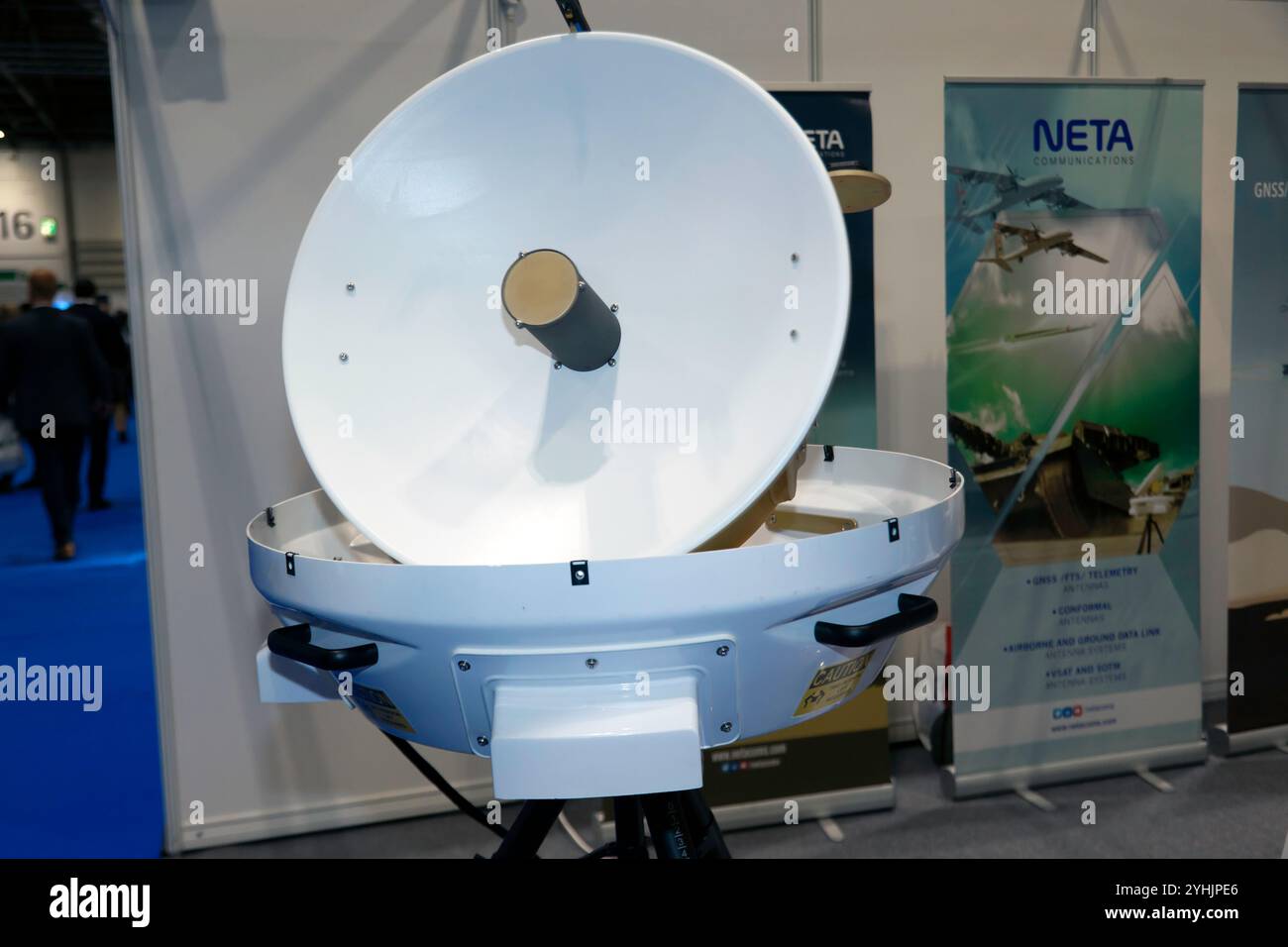 Ansicht des Stativs von Neta Communications mit einem Beispiel für das zweiachsige Airborne Data Link Antenna System. Stockfoto