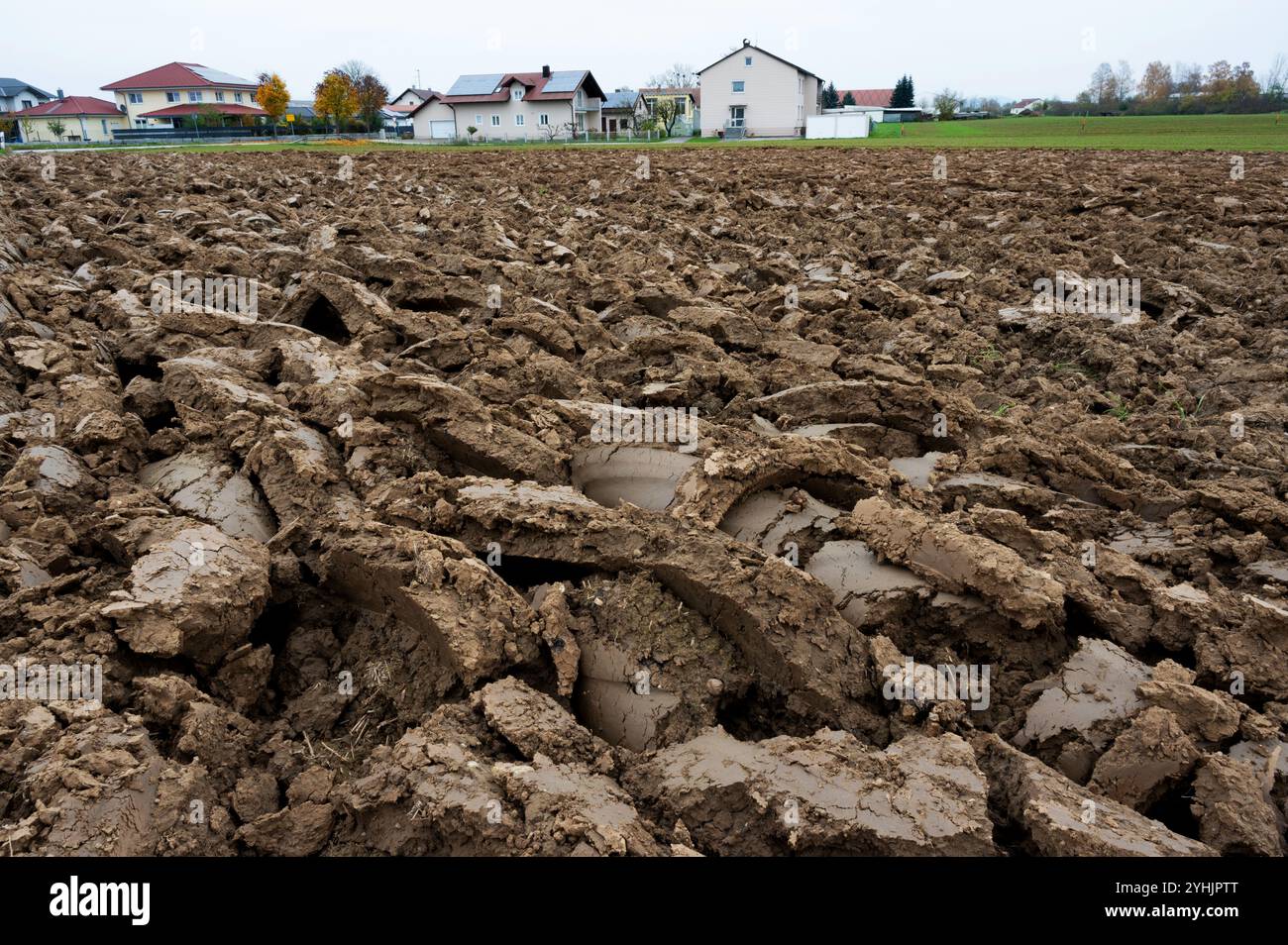 Pflugfeld, Erdschollen außerhalb von Ringkofen, Landkreis Deggendorf, Niederbayern, Deutschland Stockfoto