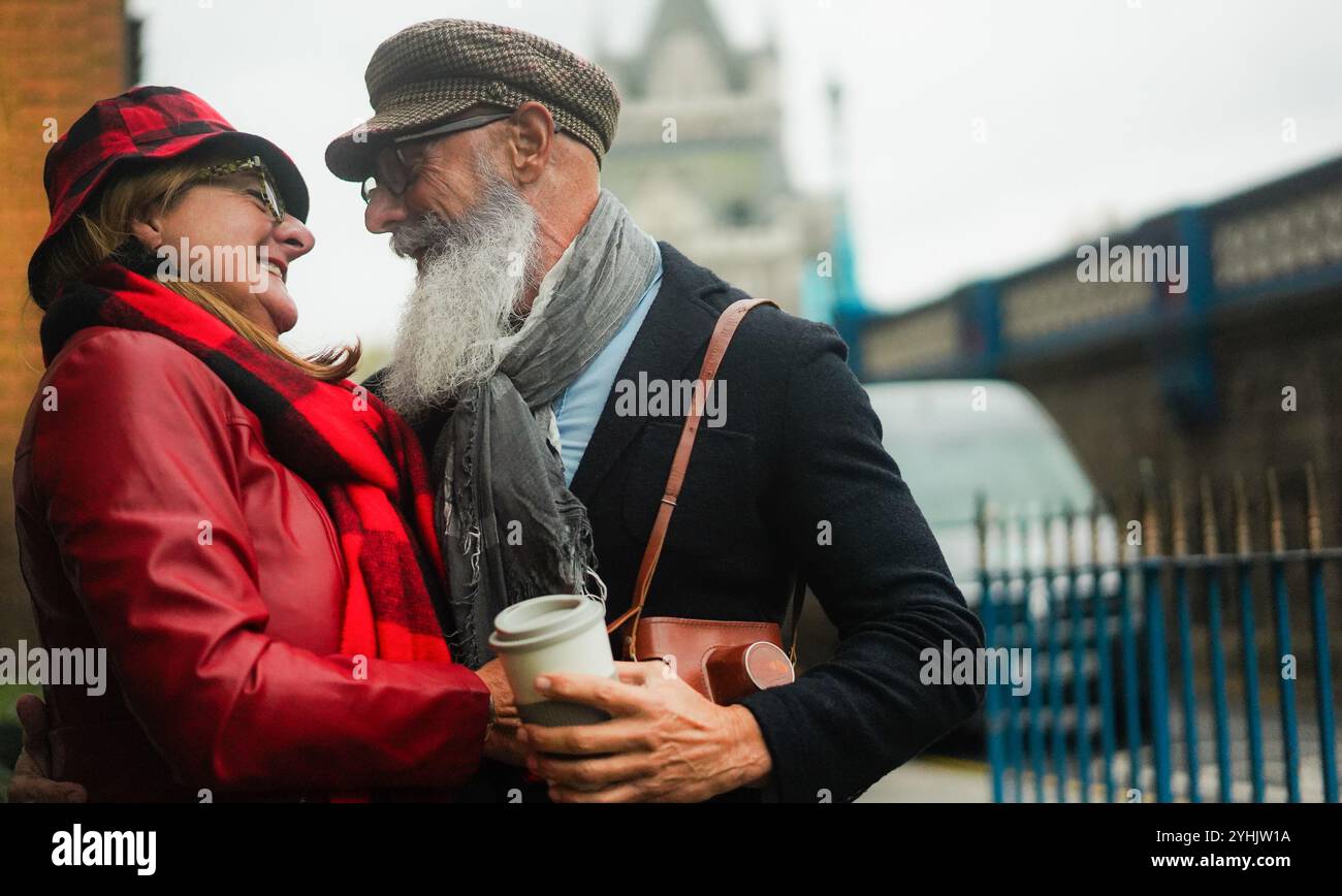 Glückliches Seniorenpaar, das im Winterurlaub viel Spaß im Freien hat - man konzentriert sich auf das Gesicht des Mannes - Reisen und ältere Menschen, ein fröhliches Lifestyle-Konzept Stockfoto