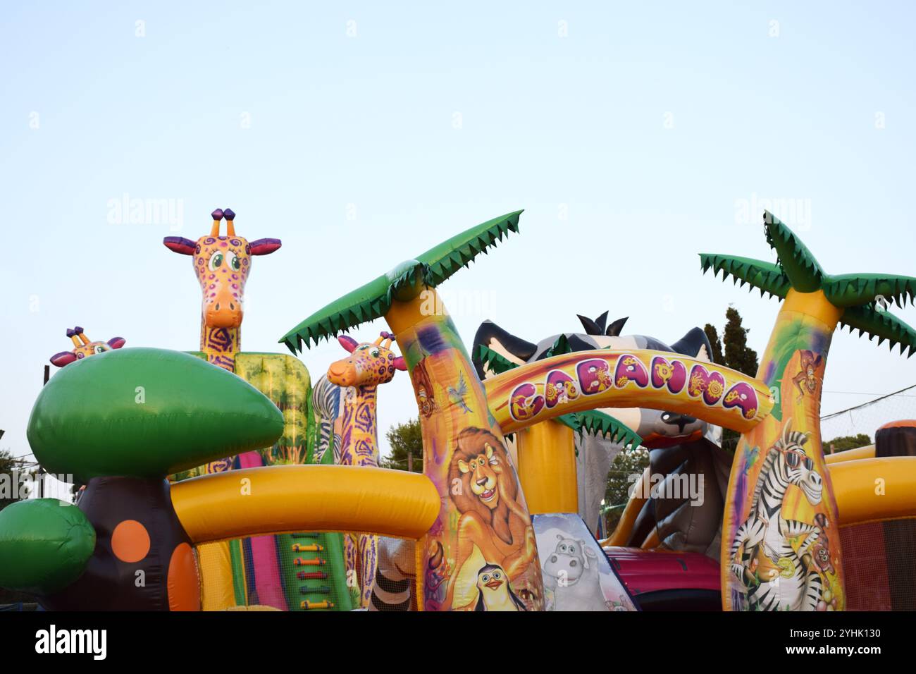 Hüpfburg auf Kinderspielplatz, Spielbereich und Partythema. Stockfoto