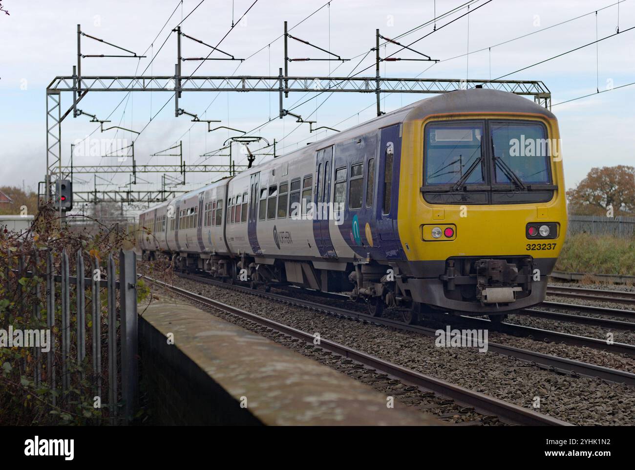 Klasse 323 Emu auf einer Linie von Crewe nach Manchester in Chelford, Cheshire Stockfoto