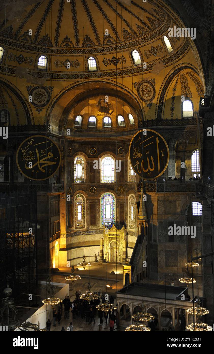 Istanbul, Türkei. Hagia Sophia. Errichtet von Kaiser Justinian und seiner Frau Theodora. Erbaut zwischen 532-537 von den Architekten Anthemius von Tralles und Isidor von Milet. Innenansicht. Stockfoto