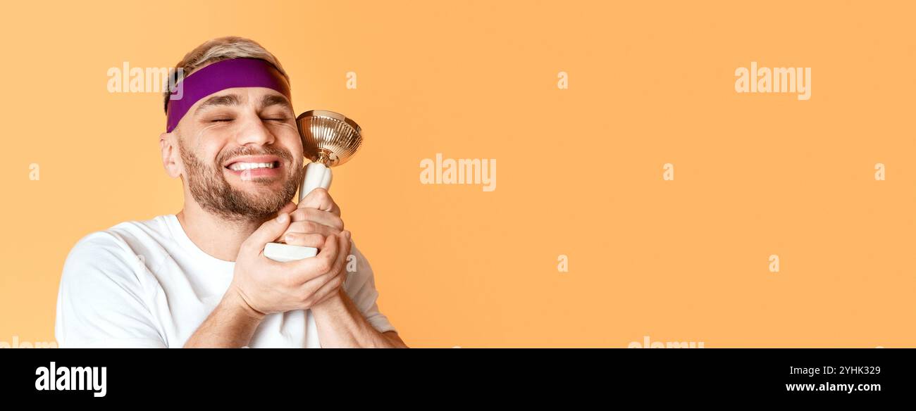 Glücklicher Gewinner drückt sich den Preiskalender zu sich Stockfoto