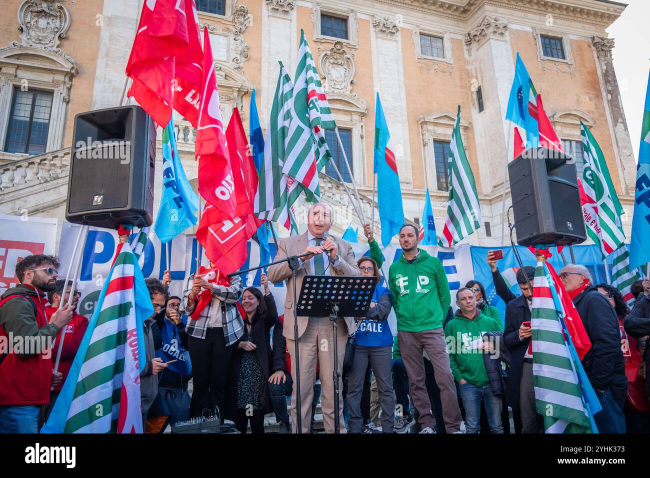 Rom, Rm, Italien. November 2024. Offiziere der Polizia Locale di Roma Capitale, die heute streiken, versammeln sich auf dem Campidoglio-Platz. Nach dem Unfall mit drei Offizieren, darunter Daniele Virgili, wird der Streik aufgerufen, um mehr Schutz und Sicherheit am Arbeitsplatz zu fordern. MARIO DE SCLAVIS (Kommandeur der Polizia Locale di Roma Capitale) spricht mit der Menge. (Kreditbild: © Marco Di Gianvito/ZUMA Press Wire) NUR REDAKTIONELLE VERWENDUNG! Nicht für kommerzielle ZWECKE! Stockfoto