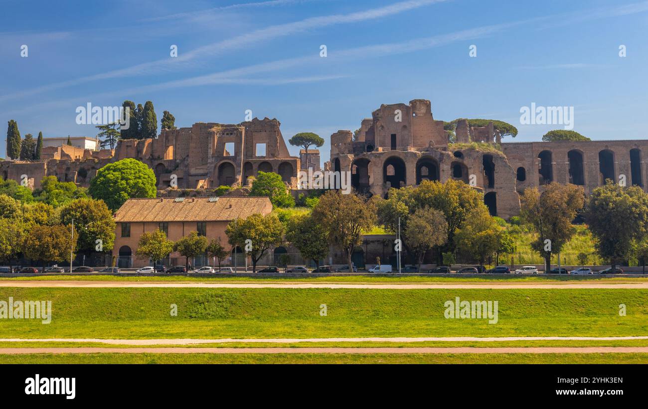 ROM, ITALIEN - 12. MAI 2022: Blick auf den Palatin von der anderen Seite des Circus Maximus Stadions. Stockfoto