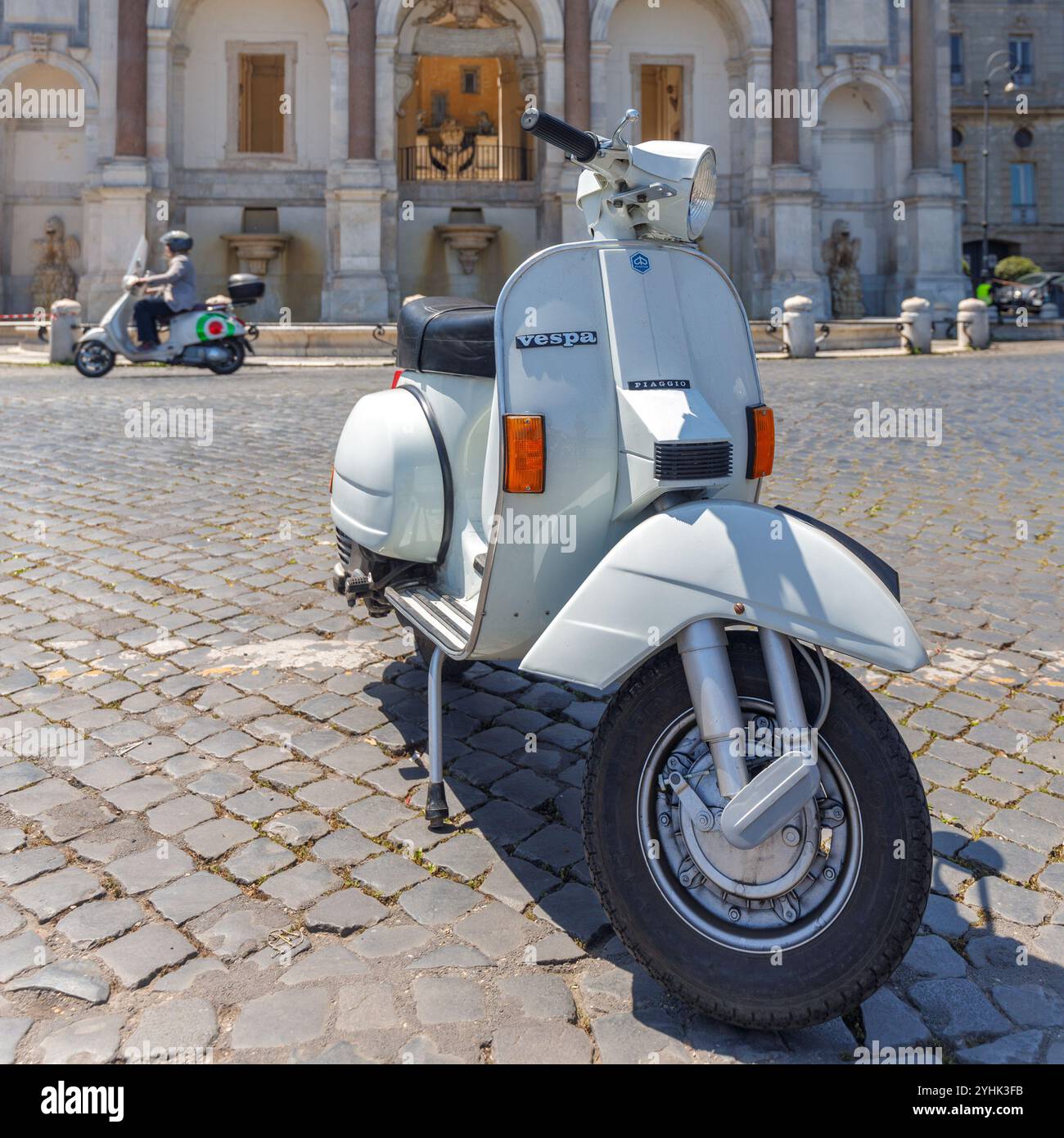 ROM, ITALIEN - 12. MAI 2022: Der legendäre Vespa-Roller parkt auf einer Straße. Stockfoto