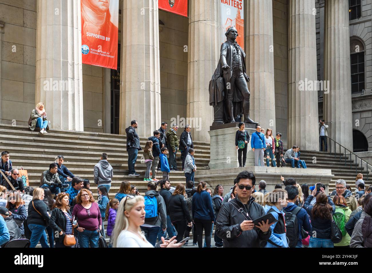 New York, USA - 15. April 2017: Touristen treffen sich an den Stufen der Federal Hall, einem historischen Wahrzeichen im Finanzdistrikt. Stockfoto