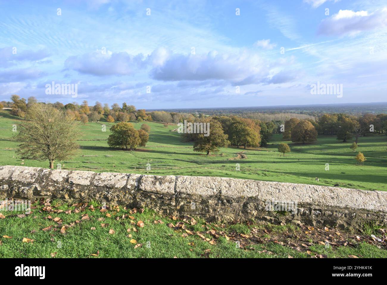 Boughton Monchelsea Village, Kent, Großbritannien. Blick vom Kirchhof der Peterskirche, Blick auf den Hirschpark und den Weald von Kent. November Stockfoto