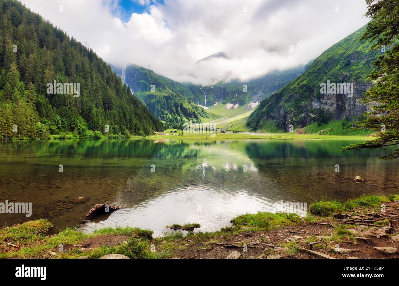 Herrliche Tour Hintersee mit Wasserfällen und österreichischen Alpen, hohe Tauern Landschaft mit Berg und See Stockfoto