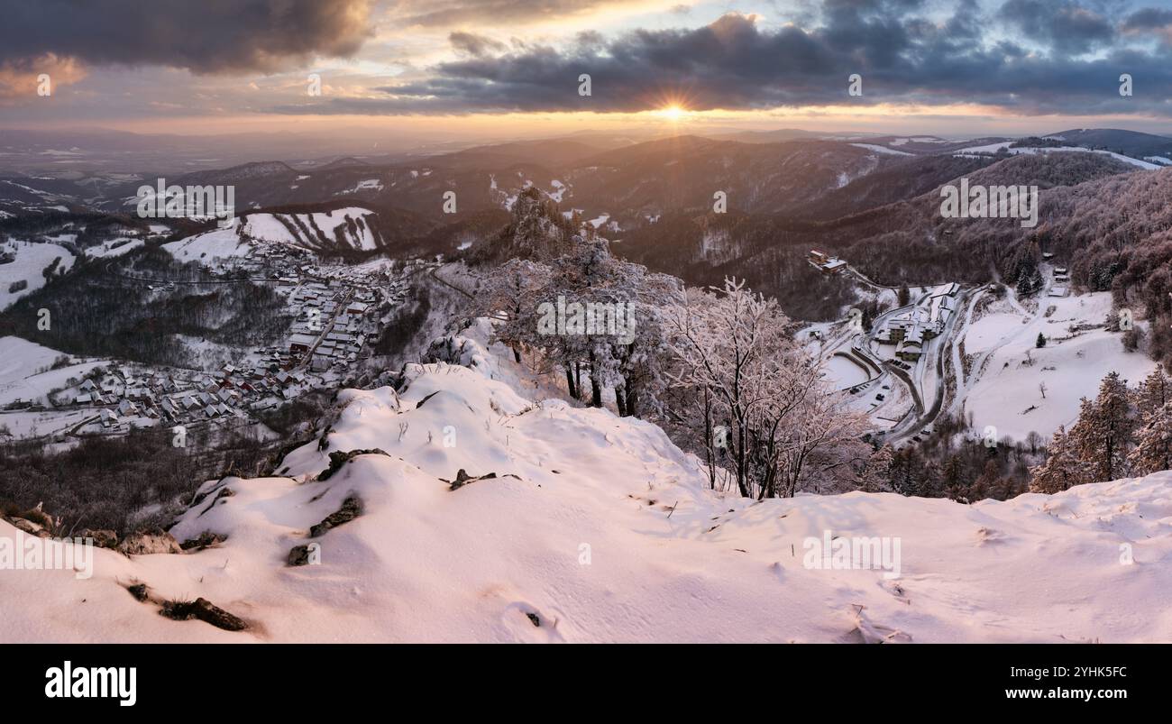 Panoramablick auf die wunderschöne Winterlandschaft Landschaft im schönen goldenen Abendlicht bei Sonnenuntergang mit Wolken in Skandinavien, Nordeuropa Stockfoto