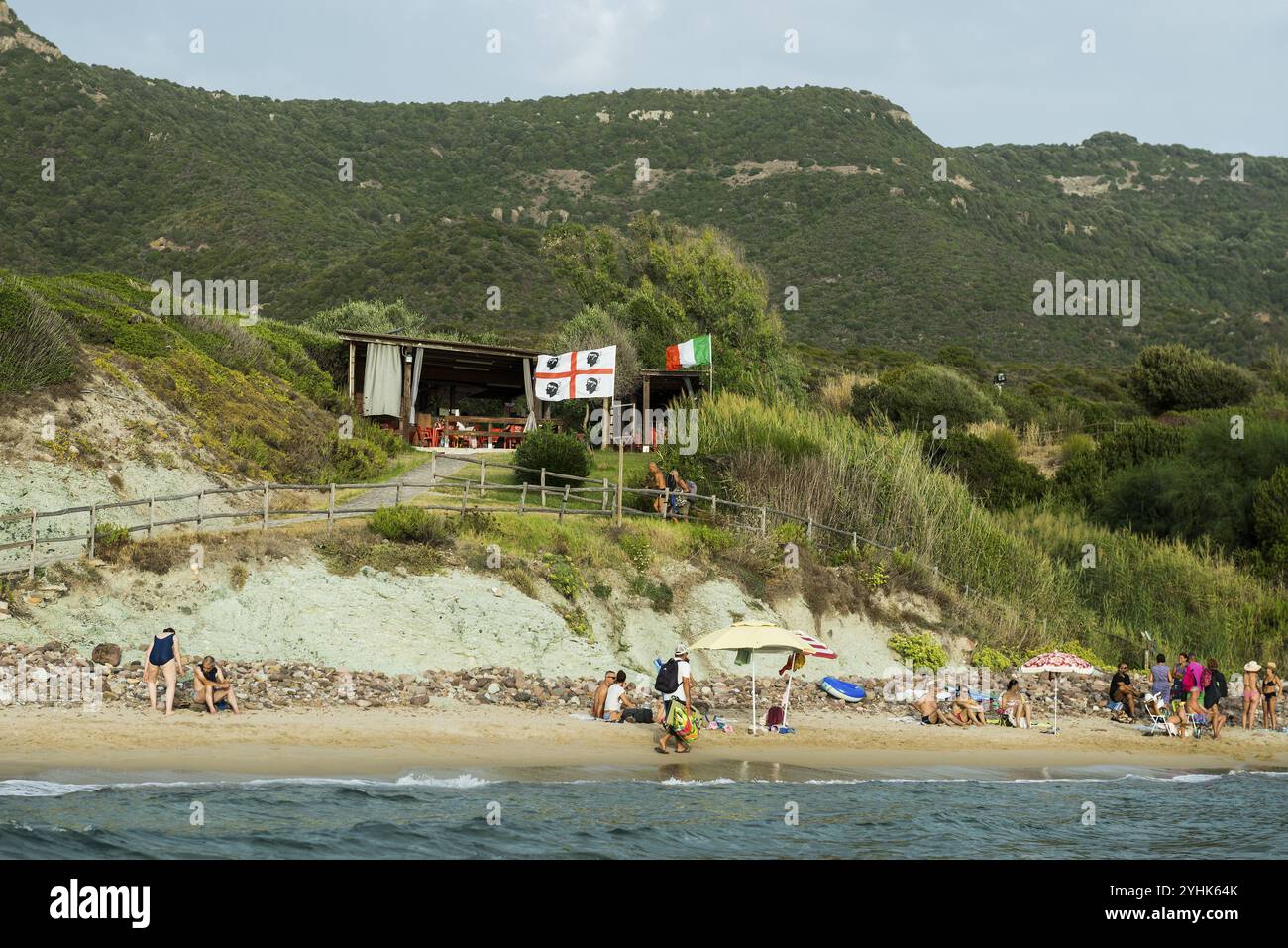 Strand und Strandbar, in der Nähe von Alghero, Sardinien, Italien, Europa Stockfoto