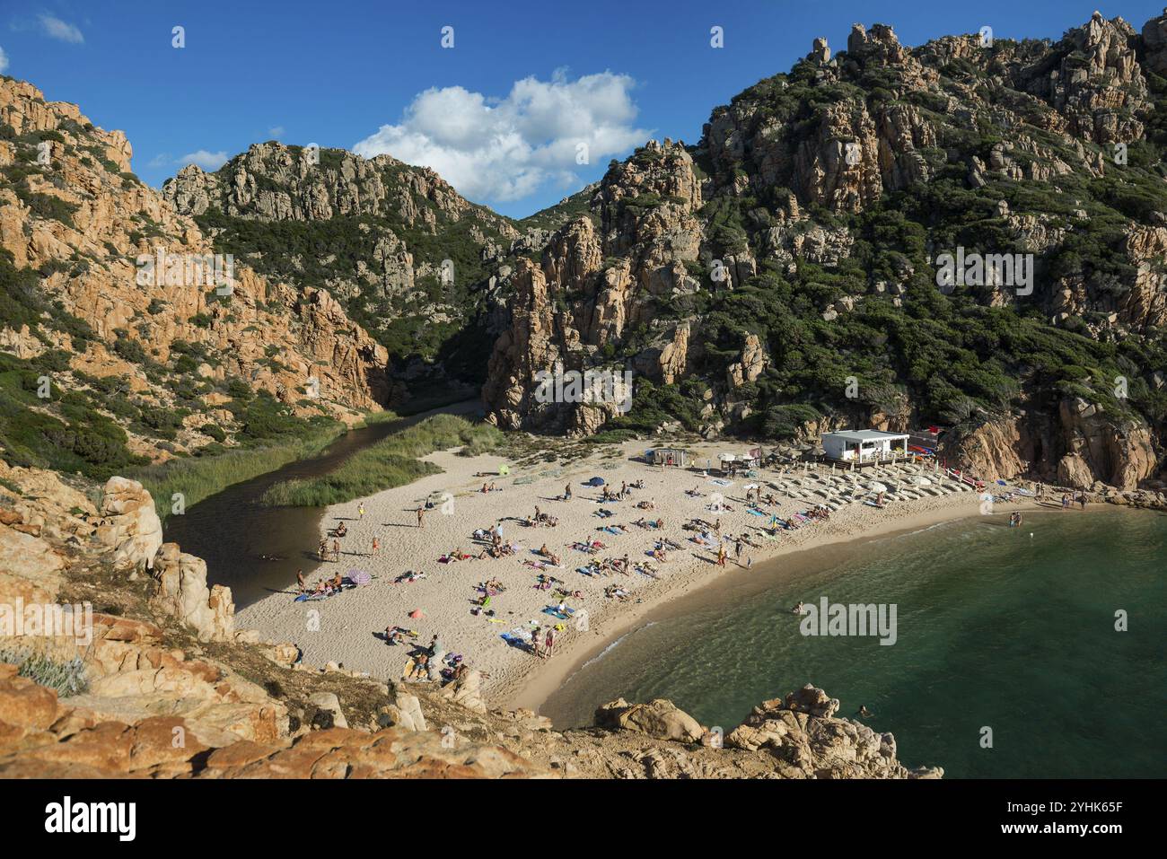 Rote Felsen und malerischer Strand, Spiaggia di Cala li Cossi, Costa Paradiso, Sardinien, Italien, Europa Stockfoto