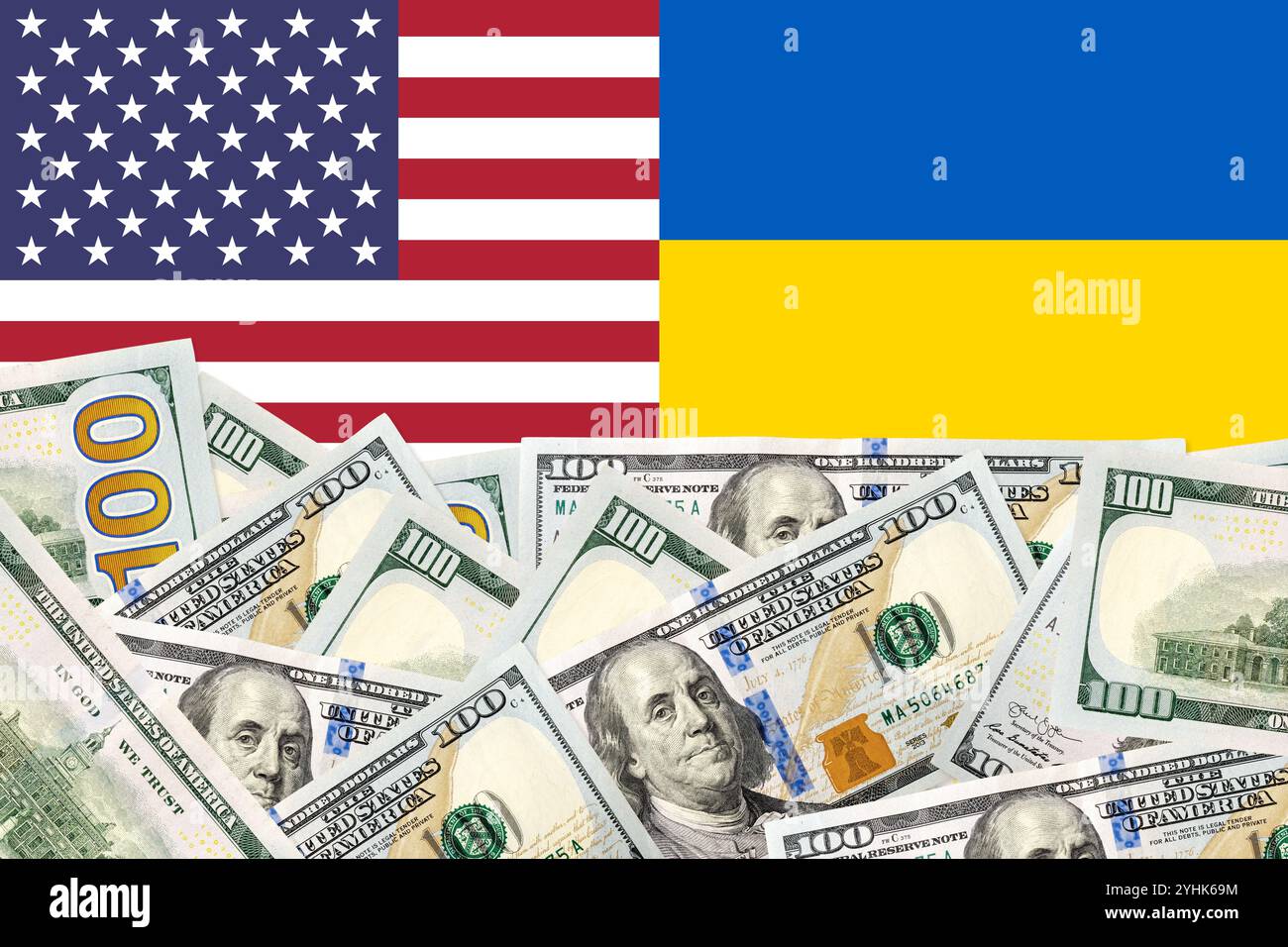 US- und Ukraine-Flaggen mit Dollar Stockfoto