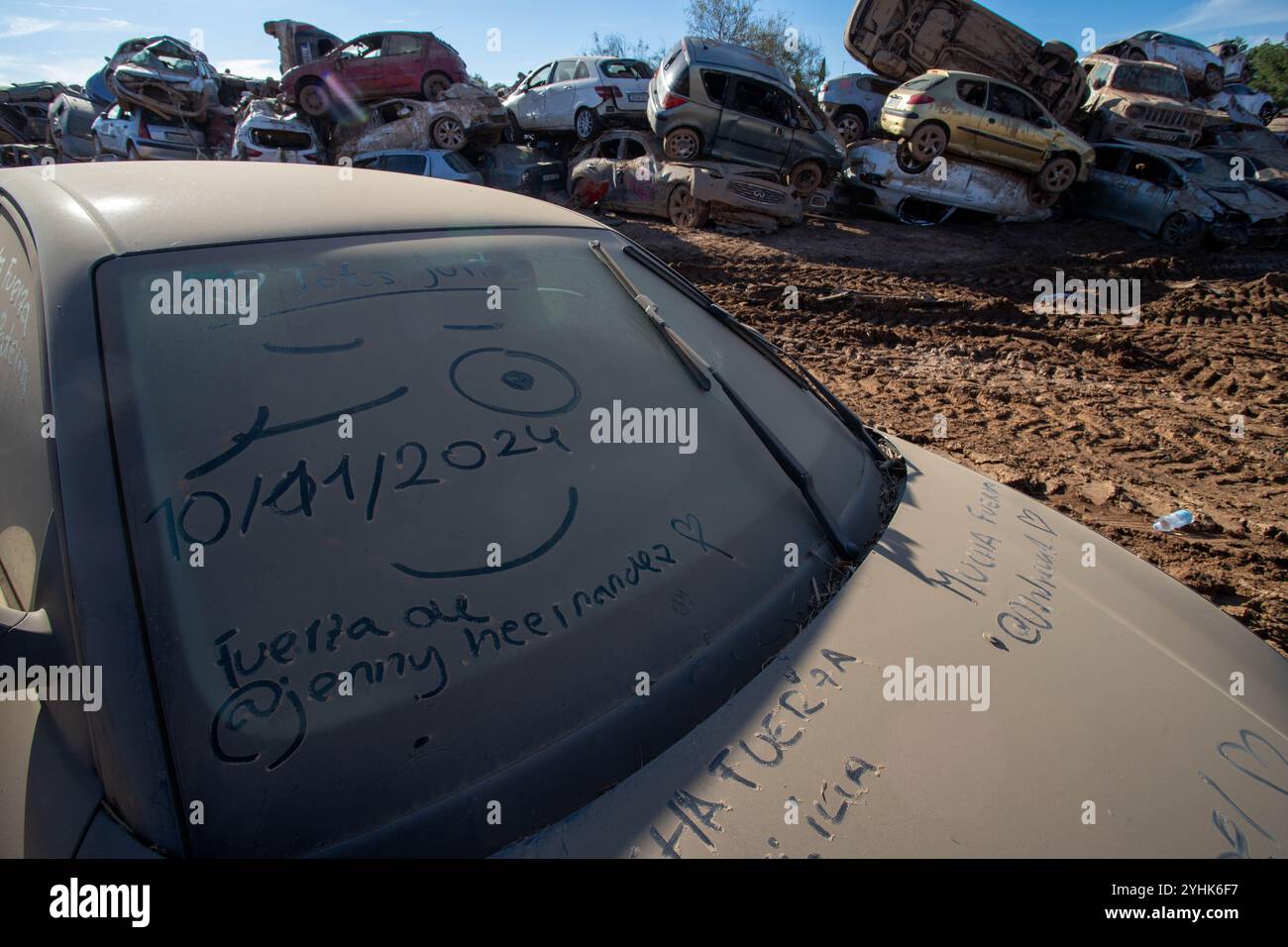 Gestapelte Autos nach einer Flut Stockfoto