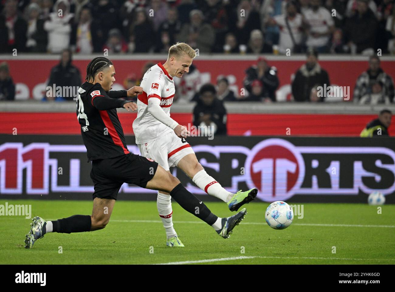Duell, Action Schuss auf Tor Action Chance auf Tor Chris Fuehrich VfB Stuttgart (27) gegen Nnamdi Collins Eintracht Frankfurt SGE (34) MHPArena, MHP AR Stockfoto