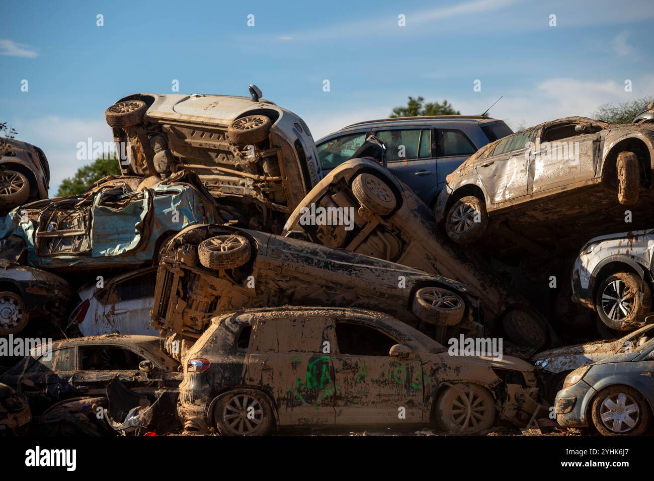 Gestapelte Autos nach einer Flut Stockfoto