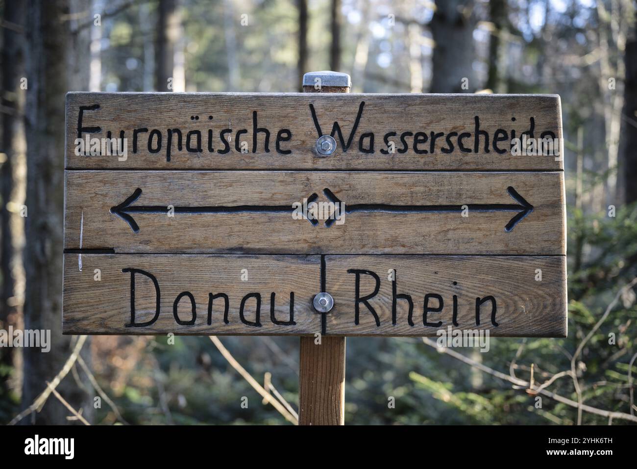 Schild und geologischer Marker mit der Inschrift Europäisches Wasserscheide, Donau und Rhein auf dem 980 Meter hohen Klippeneck am Westrand der Schwaben Stockfoto