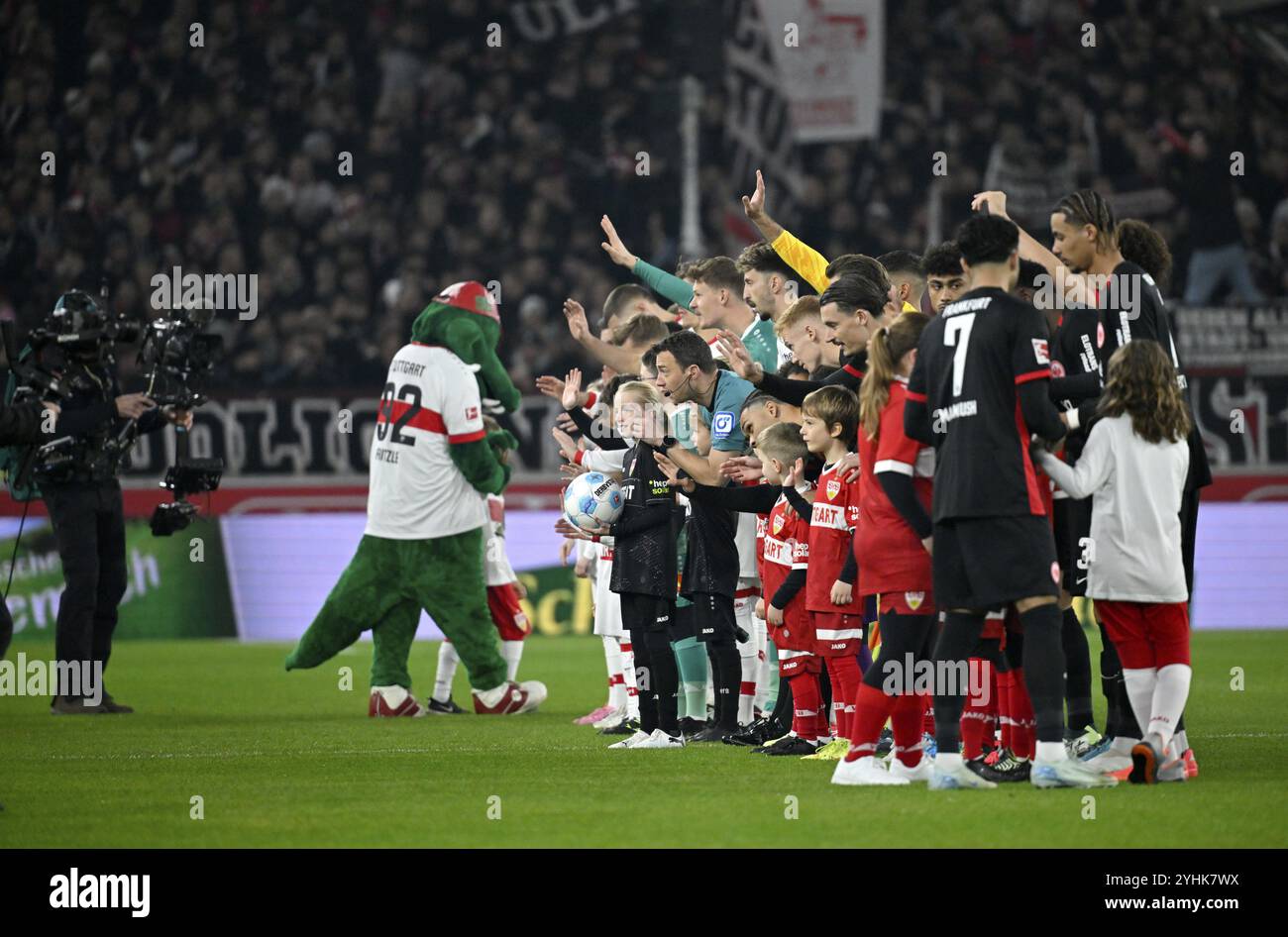 Schiedsrichterteam um Schiedsrichter Felix Zwayer, Spieler und Ballkinder des VfB Stuttgart und SGE Eintracht Frankfurt mit Maskottchen Fritzle VfB Stuttgart wel Stockfoto