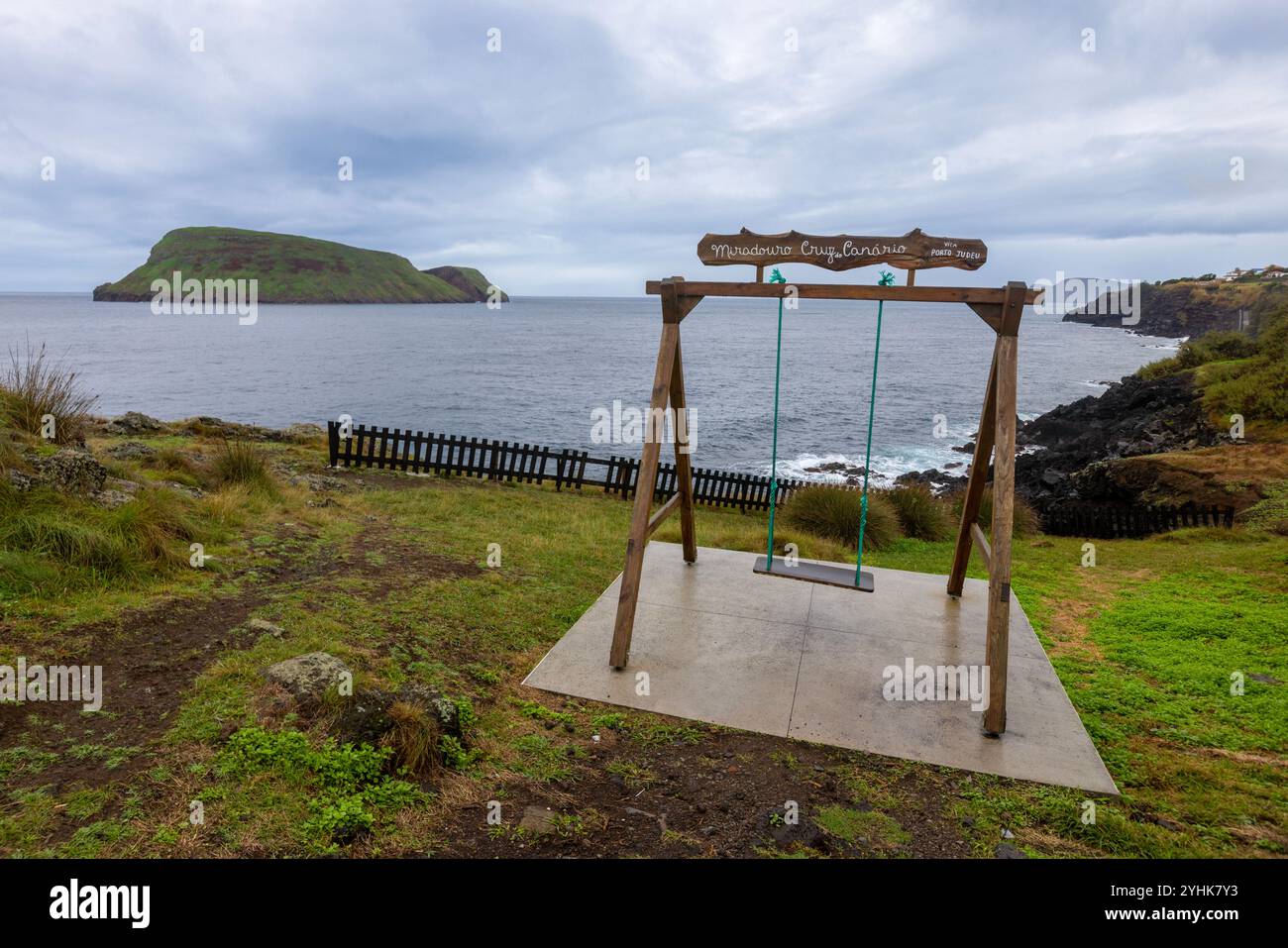 Cabras Islet ist eine unbewohnte Doppelinsel an der Südküste der Insel Terceira im portugiesischen Archipel der Azoren. Stockfoto