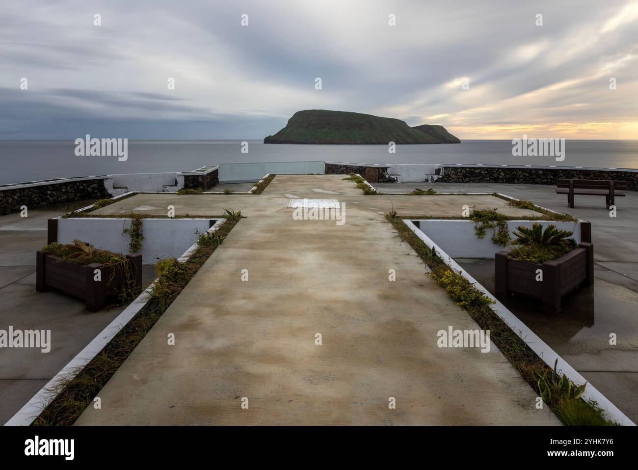 Cabras Islet ist eine unbewohnte Doppelinsel an der Südküste der Insel Terceira im portugiesischen Archipel der Azoren. Stockfoto