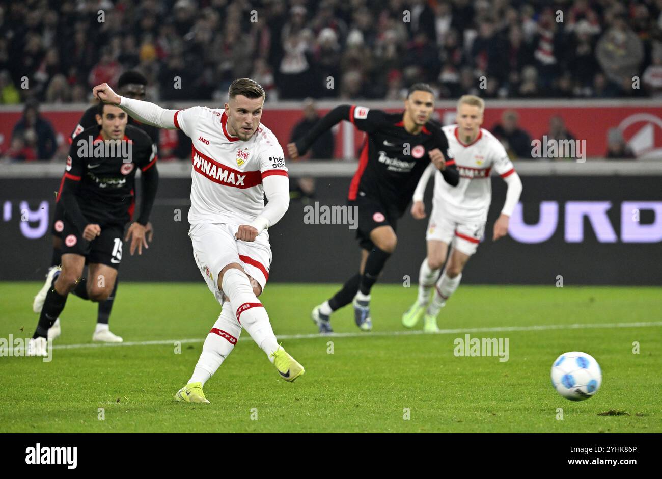 Elfmeter, Elfmeter, Torstoß Action Torchance Ermedin Demirovic VfB Stuttgart (09) MHPArena, MHP Arena Stuttgart, Baden-Württemberg, Deutschland, E Stockfoto