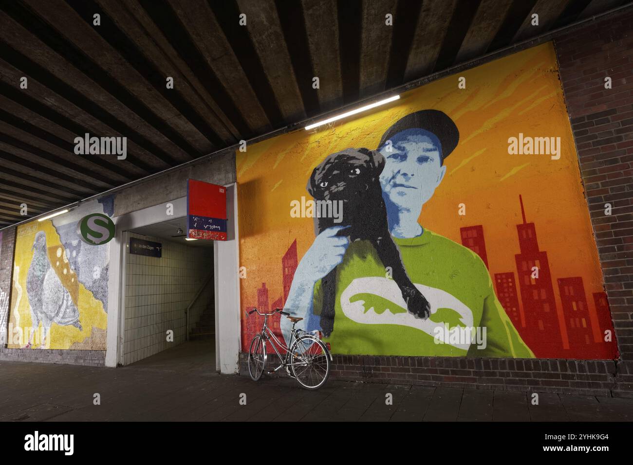 Mann mit Mops auf der Schulter, Wandgemälde in einer U-Bahn, urbane Kunst im Stadtteil Oberbilk, Düsseldorf, Nordrhein-Westfalen, Deutschland, Europa Stockfoto